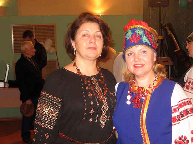 Елена Чапина  и солистка украинского ансамбля «Калине гроно»
