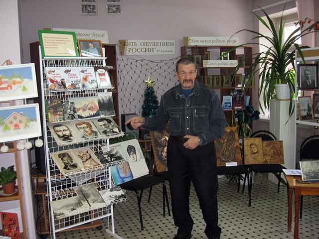 Станислав Афонский у выставки сових произведений