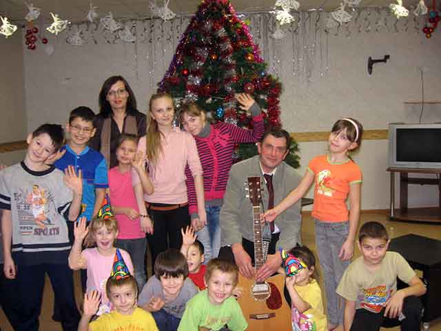 Нижегородский бард Игорь Бабушкин на празднике для детей приюта «Алый парус» 