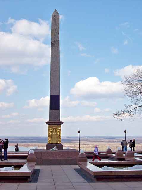 Обелиск в честь Минина и Пожарского в Нижнем Новгороде