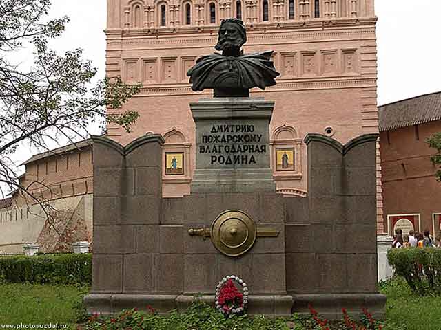 Памятник Дмитрию Пожарскому в Суздале