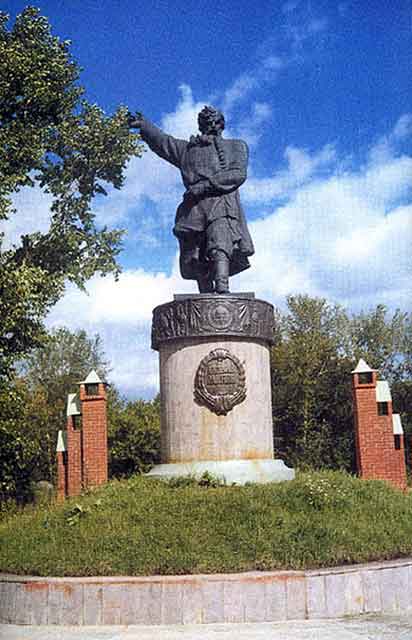 Памятник Кузьме Минину на его родине в Балахне