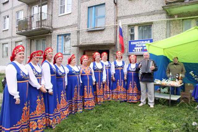 Группа народного хора Дома культуры села Прокошево (баянист Александр Зайцев) выступает перед жителями Шавы