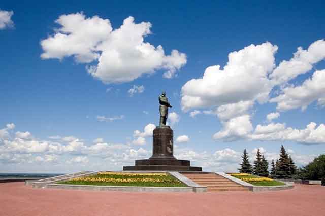 Памятник Чкалову в Нижнем Новгороде