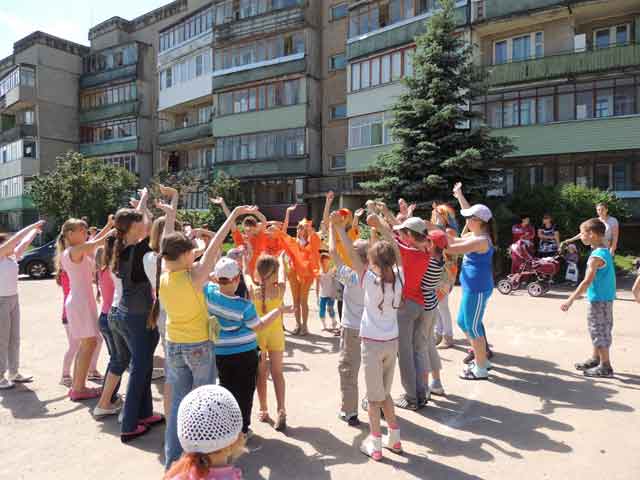 Танцы ко Дню защиты детей в Работкинской детской библиотеке