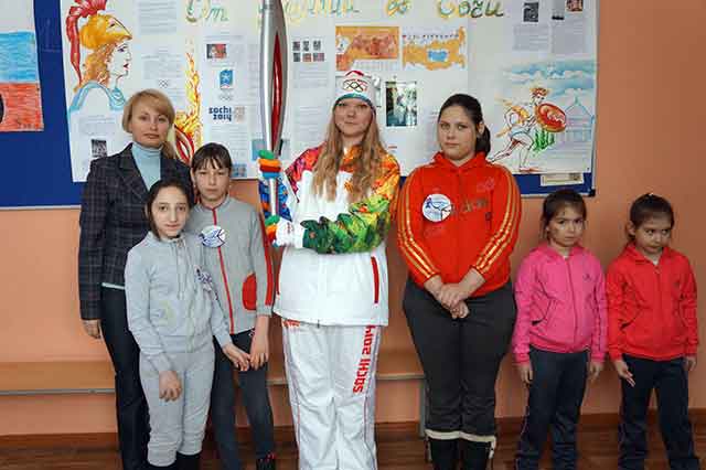 Участница эстафеты Олимпийского огня Екатерина Раздобудько в Вязовской средней школе