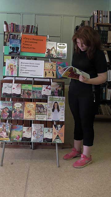 Алина Гасанова у книжной выставки Алина Гасанова у книжной выставки