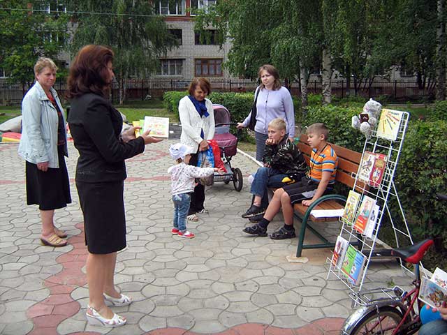 И.В.Горянская  презентует книжную выставку