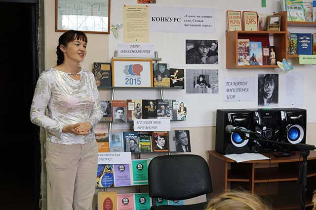 Ю.К.Короткова презентует книжную выставку и открывает конкурс