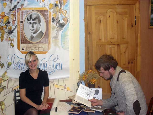 У книжной выставки - инсталяции Певец голубой Руси