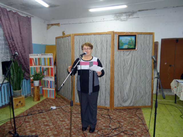 Г.Н.Жиркова читает стихи