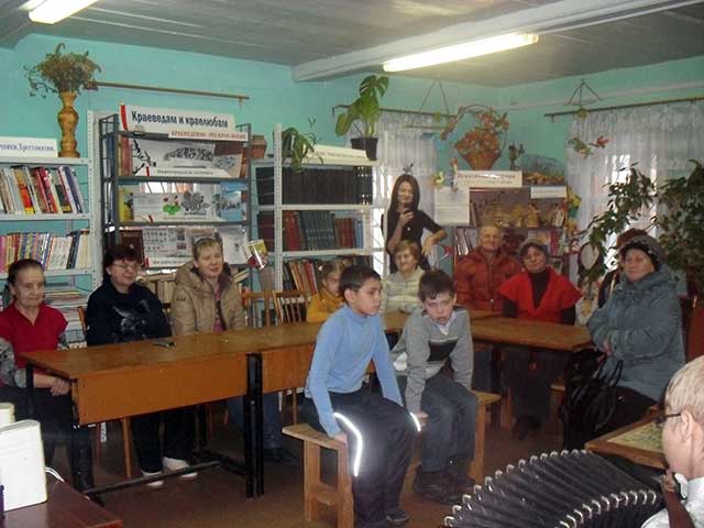Участники мероприятия в библиотеке села Большая Ельня