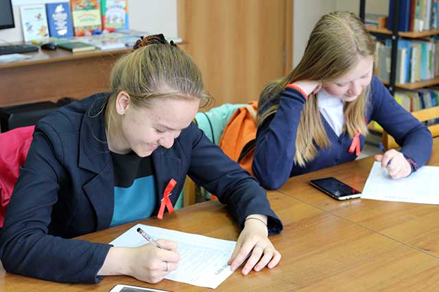 А.Богданова и Д.Коломенская, учащиеся 8 класса с.Ближнее Борисово, отвечают на вопросы анкеты