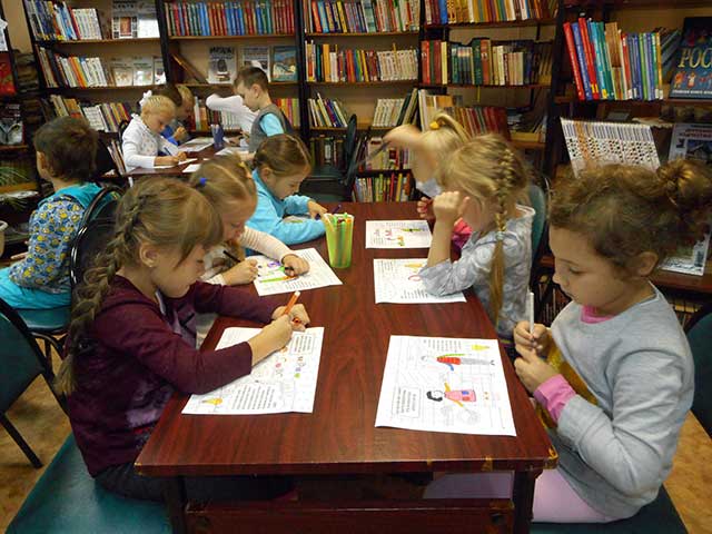 Читатели Ждановской детской библиотеки-филиала № 13 рисуют Умный дом