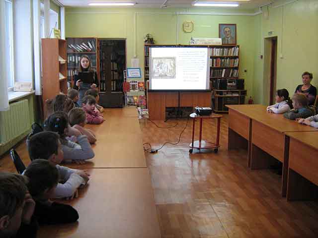 Ю. А. Козаченко ведет информационный час к «Дню героев Отечетсва»