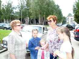 Н.С.Захарова, зав. сектором ИБО, беседует с многодетной бабушкой и её внучками