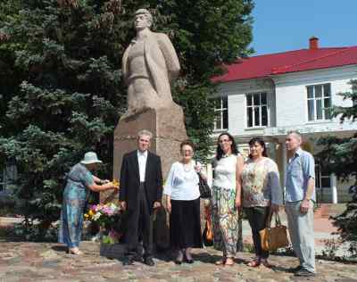 Активисты Центра писателей Нижегородского края им. П. П. Штатнова у памятника Б ориса Корнилова