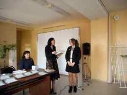 Маргарита Шувалова вручает награды юным поэтам