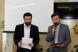 Стихи на персидском языке читают представители конгресса ираноязычных народов Эрадж Боев и Насибех Есмаилшахмирзади