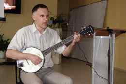 Игорь Санников исполняет песни под банджо