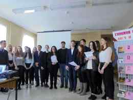Обучающиеся 11 Б класса исполняют песню Нам нужна одна победа из кф Белорусский вокзал