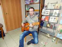 Вадим Серов виртуозно играет на гитаре