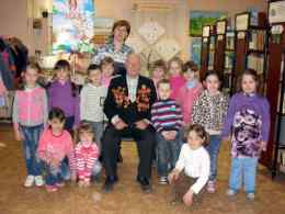 В. К. Тюльпанов, ветеран Великой Отечественной войны, на встрече с детьми в Ждановской библиотеке
