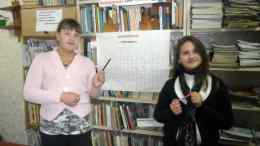 Слева направо - А.Курдаева, Е.Гудкова читатели Большемокринской сельской библиотеки-филиала № 31