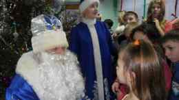 Дети исполняют стихи для Деда Мороза и Снегурочки