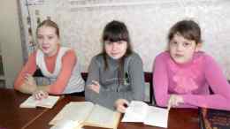 Слева направо Бадина Таня, Беседина Полина, Селезнева Алена - участники мероприятия
