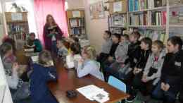 Егорычева Алена читает вслух для маленьких посетителей библиотеки