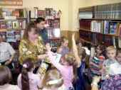 С.А.Баранова вручает подарки детям - маленьким читателям библиотеки