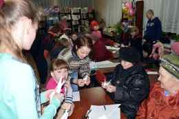 Участники мастер-класса по оригами в Стан-Шелокшанской сельской библиотеке