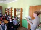 М.В.Прудчено,ведущий библиотекарь проводит громкое чтение в Прокошевской сельской библиотеке