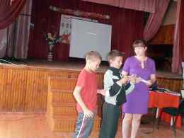 Симакин Андрей и Конов Алексей участвуют в игре Собери пословицу