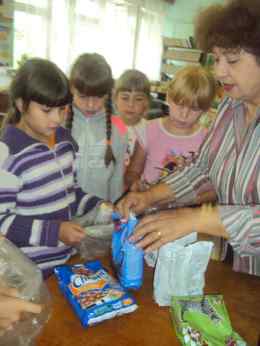 Маленькие волонтёры готовят корм для бездомных животных