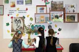 Юные читатели участвуют в оформлении выставки-инсталляции