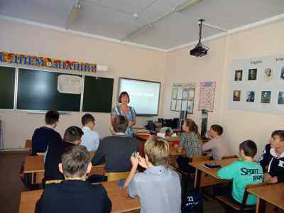 Т.А.Петрушина, ведущая мероприятия, и обучающиеся 8-го класса МБОУ Работкинской СШ