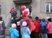 Запуск волшебных шаров в кстовской Центральной детской библиотеке им. В. С. Рыжакова во время проведения «Библиосумерек 2014»
