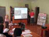Е. А. Елёхина делится опытом работы на районном семинаре для библиотечных работников
