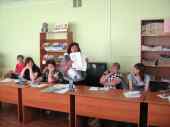 Т. И. Кузьмина демонстрирует творческие работы своих воспитанников на районном семинаре для библиотечных работников