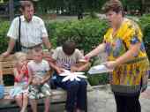 О. В. Маришкина проводит викторину в детском парке города Кстово