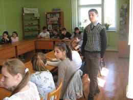 Учащиеся МБОУ СОШ №5 задают вопросы ветерану ВОВ