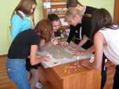 Дети выполняют задание по карте Кстовского района