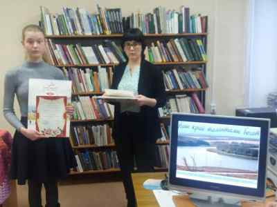 Анастасия Прокопьева, юный художник, получает награду от главы администрации
