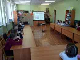 Ю.А. Козаченко, ведущая мероприятия, и участники встречи